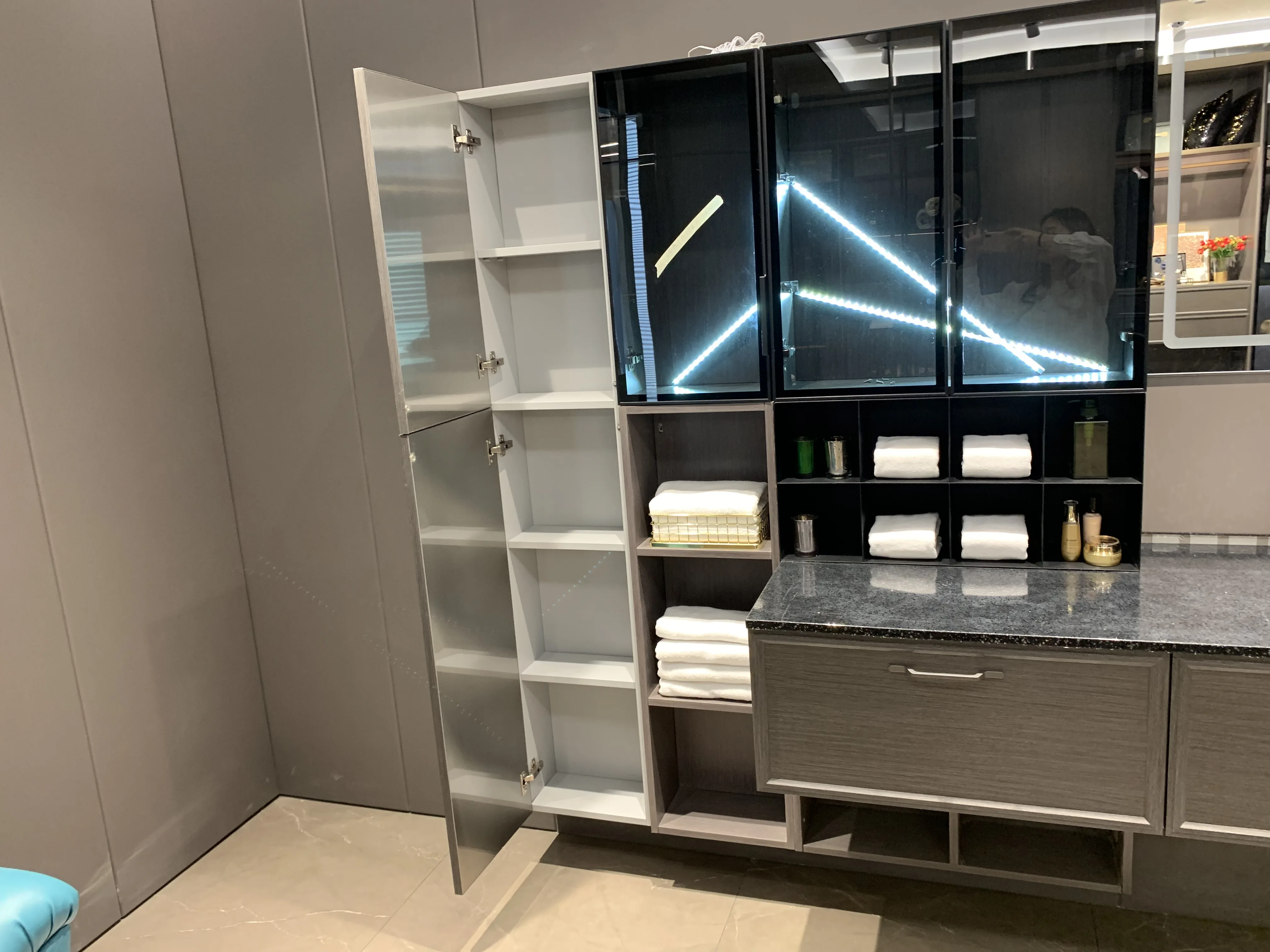 
2020 New Design Attractive European Style Small Rectangular Cabinet Bathroom Vanities 