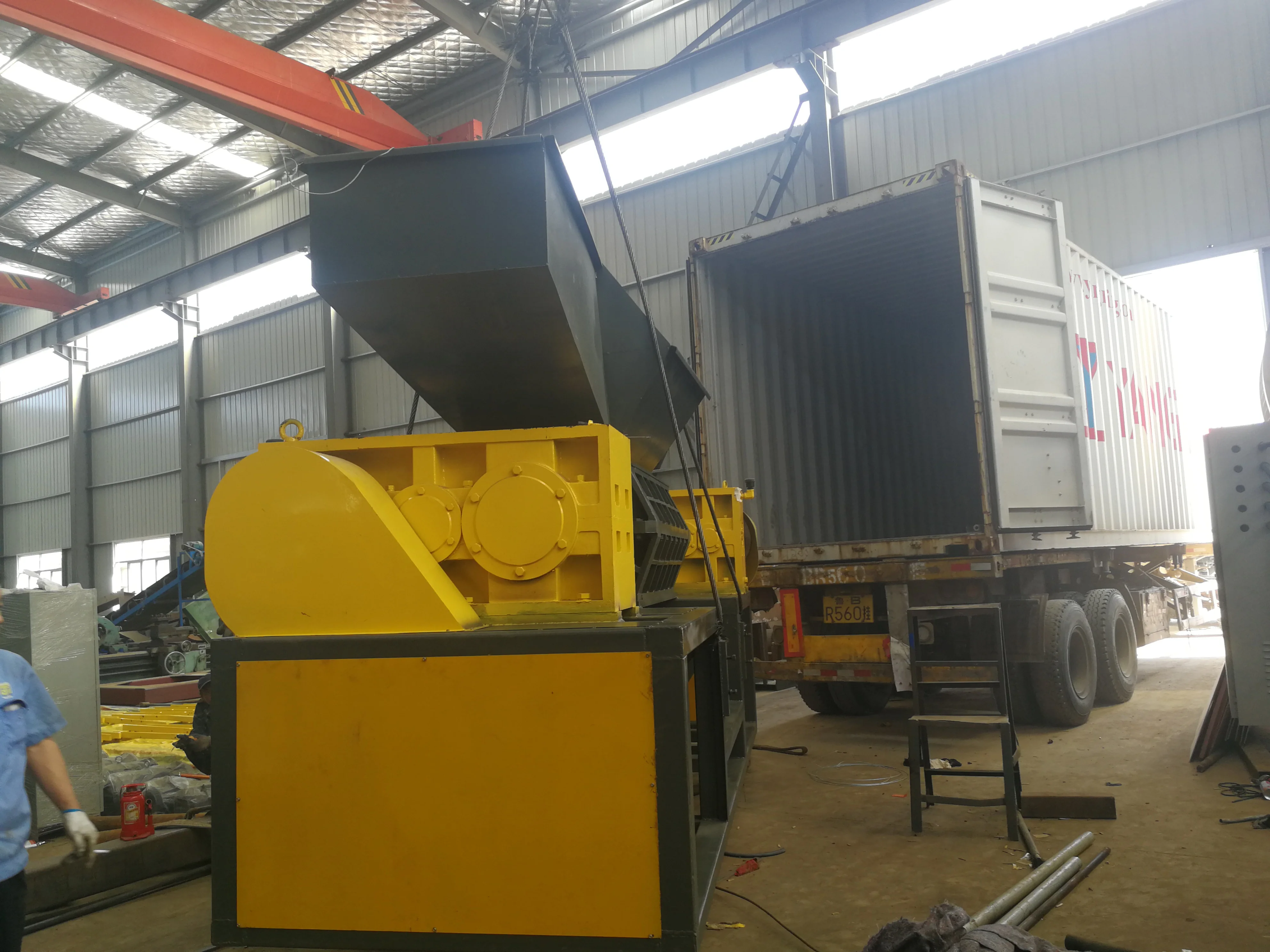 Whole tire shredder machine for crumb rubber machine