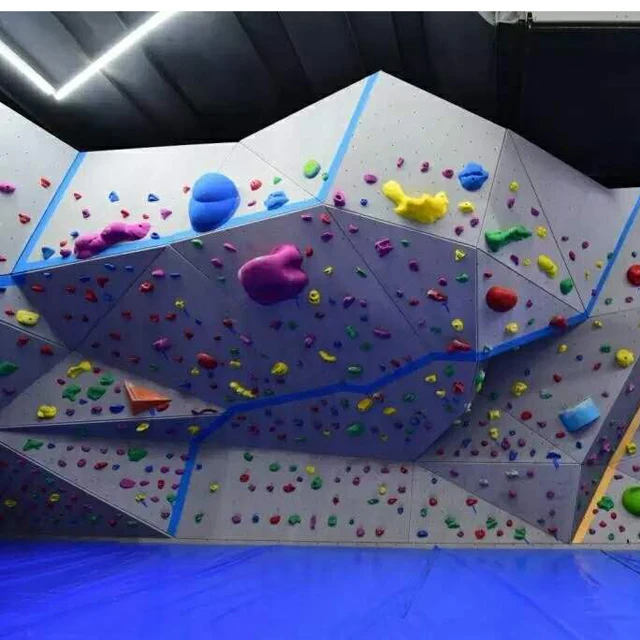 Боулдеринговая стена использует большие объемы для альпинизма