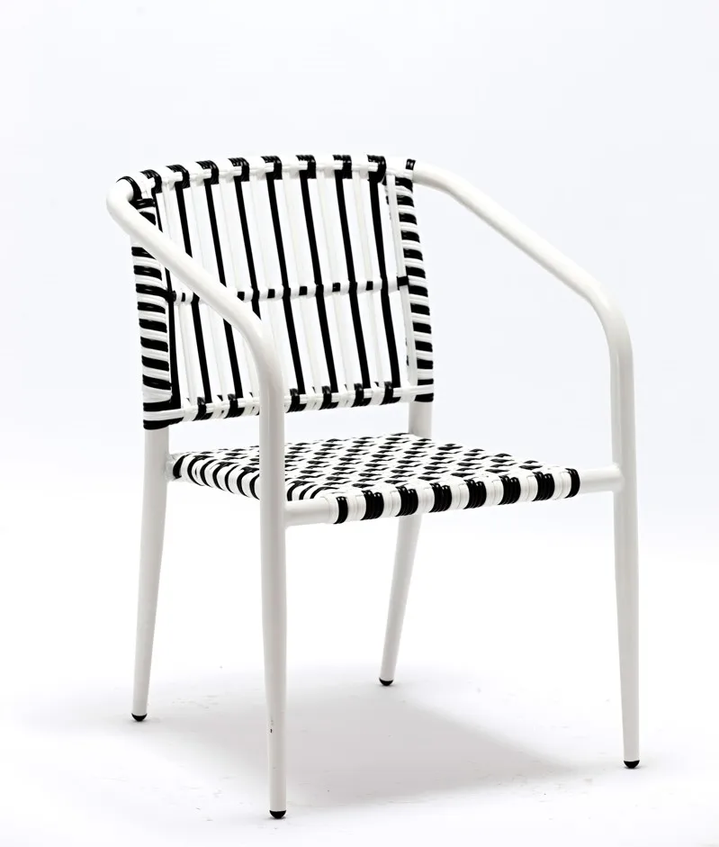 Стулья из ротанга простого дизайна в современном стиле