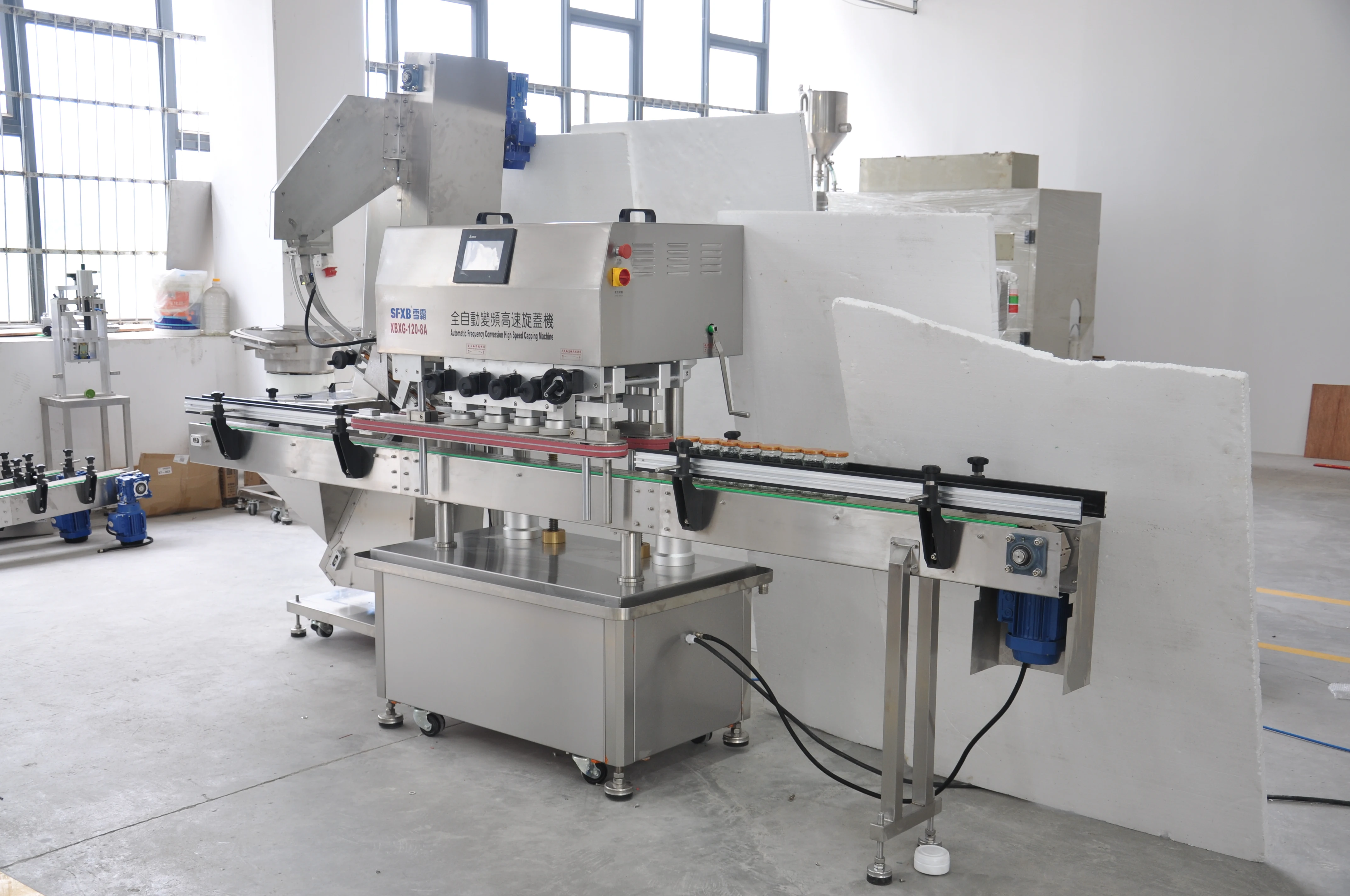 Автоматическая высокоскоростная машина для укупорки пластиковых бутылок