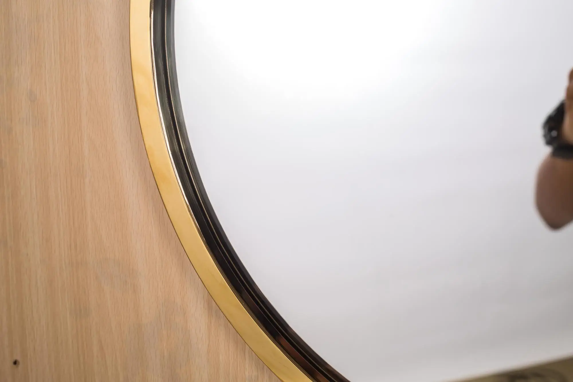 Modern Style Round Shaped Bathroom Mirror Metal Framed Brass Finished Wall Mounted Mirror