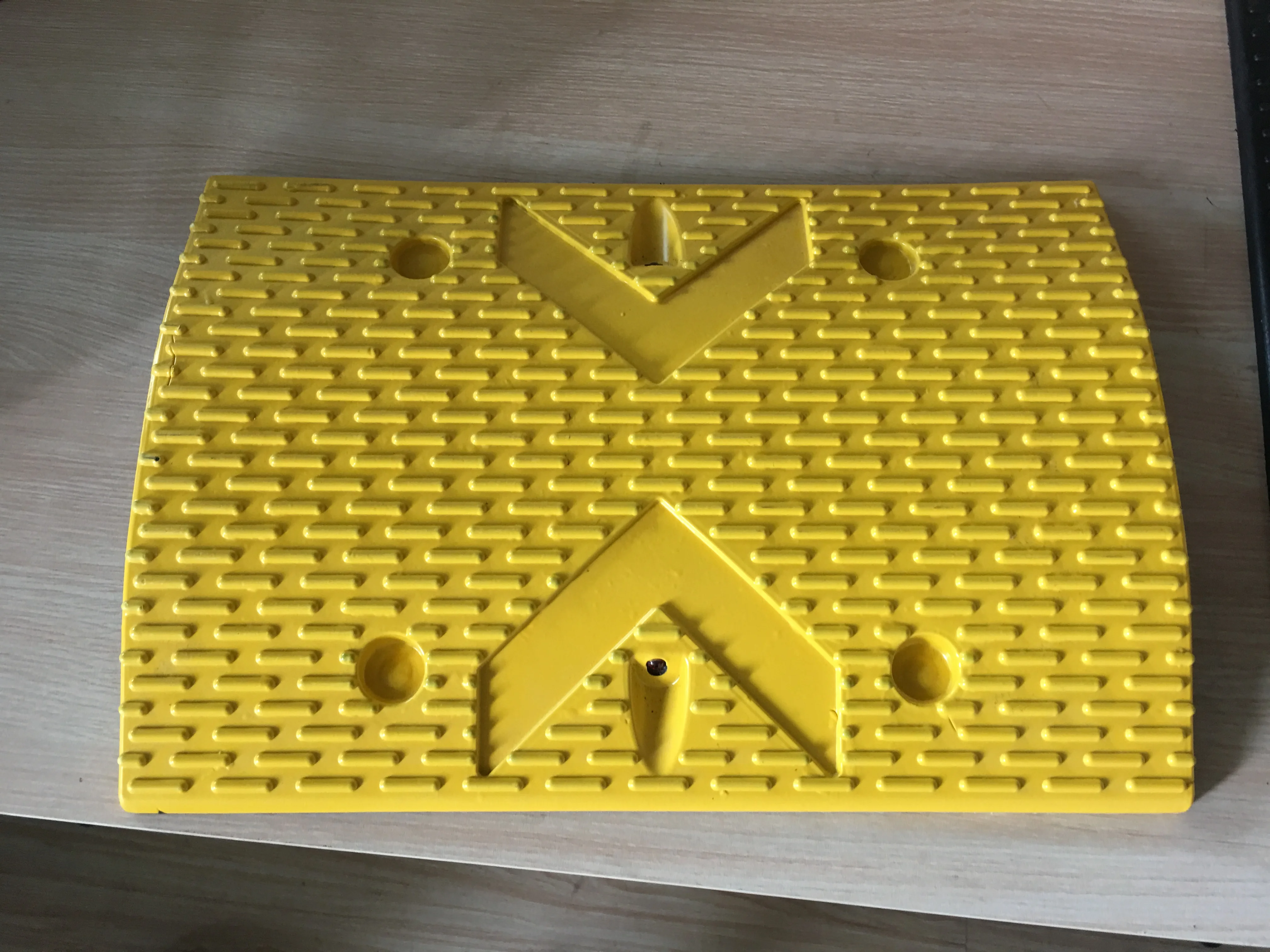 2025 new design durable reflective rubber hump, road safety products rubber road bump high strength rubber speed bump speed hump