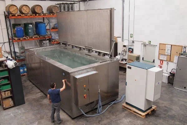 Industrial Ultrasonic Transducer Car Cylinder Ultrasonic Bath With Drying And Draining Of Parts