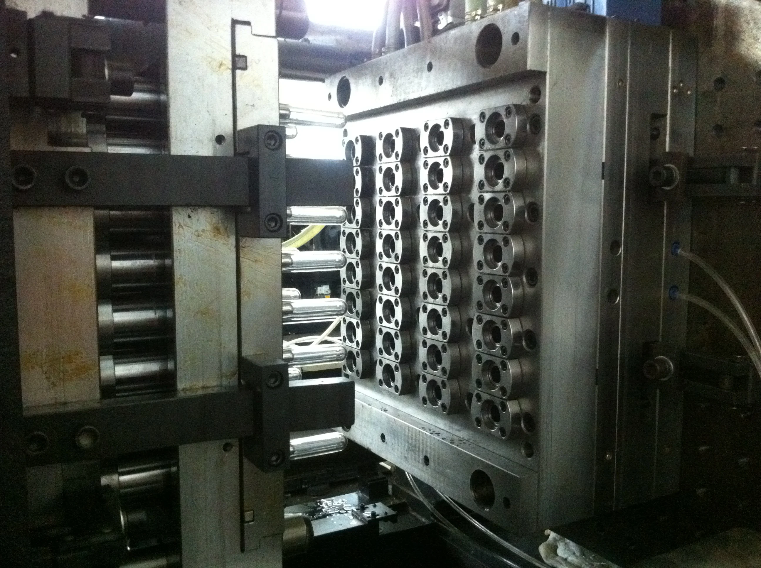 
cheap 32 cavities hot runner plastic injection mold 