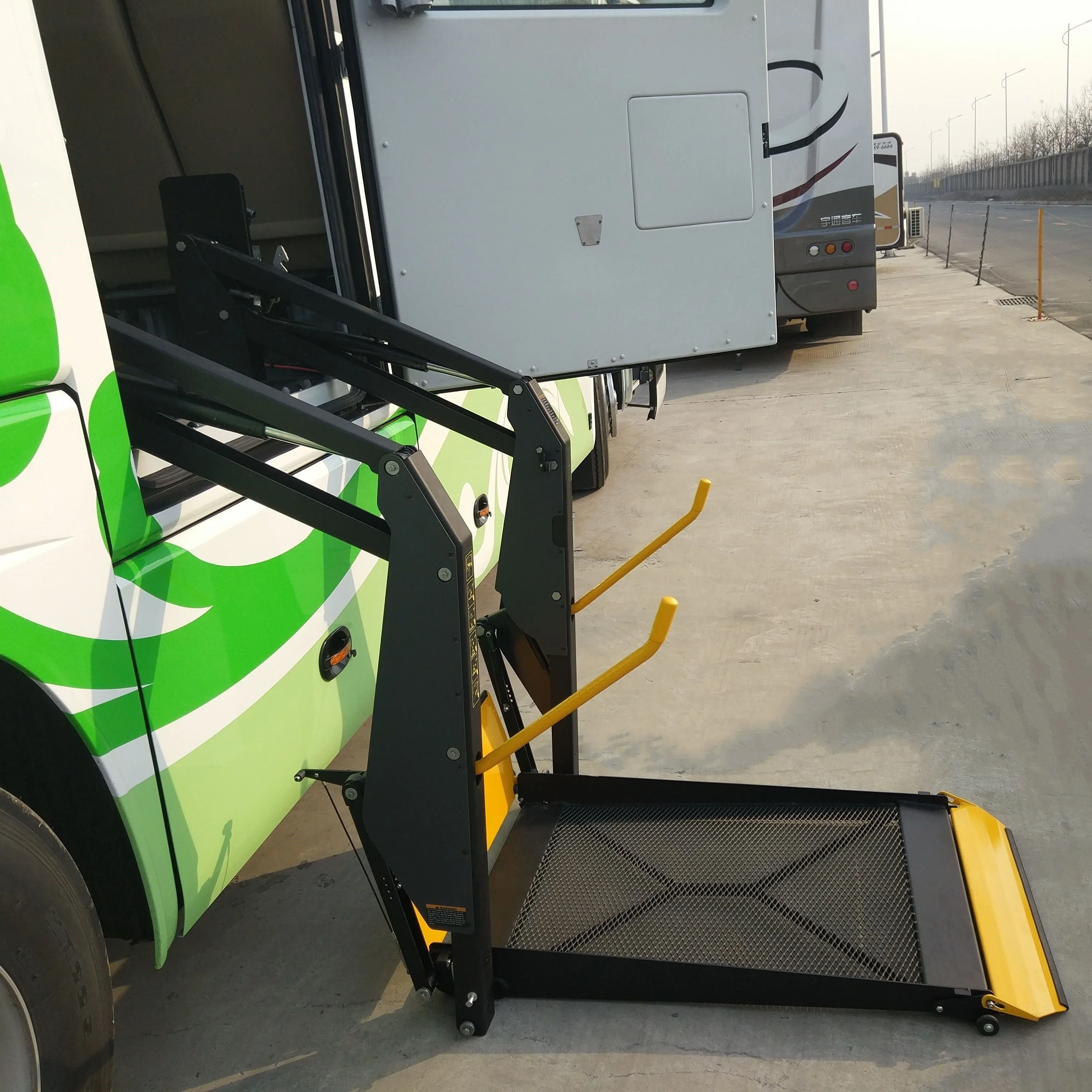 D-1300-720 Hydraulic lifts for wheelchair to get on bus with 300kg capacity max lifting height 1200mm