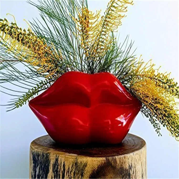 Red Lips Vase