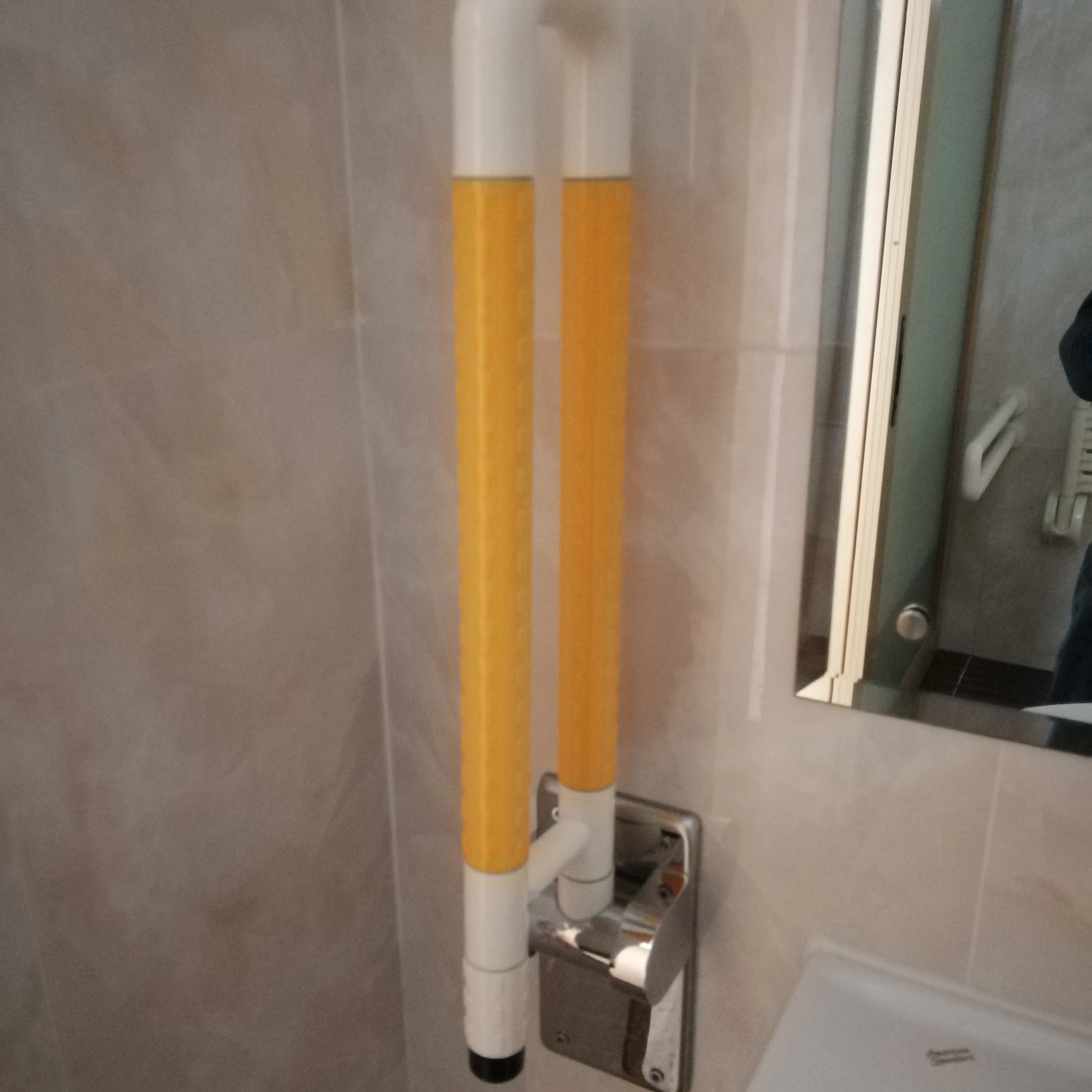 U-shape форме, благодаря чему создается ощущение невесомости с складной поручень для ванной комнаты гандикапа рукоятки повернуть вверх и вниз адвокатское сословие Самосхвата