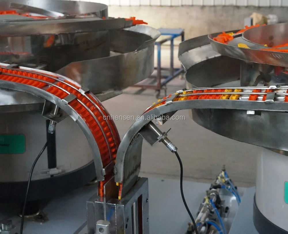 Машина для сборки штифтов одежды