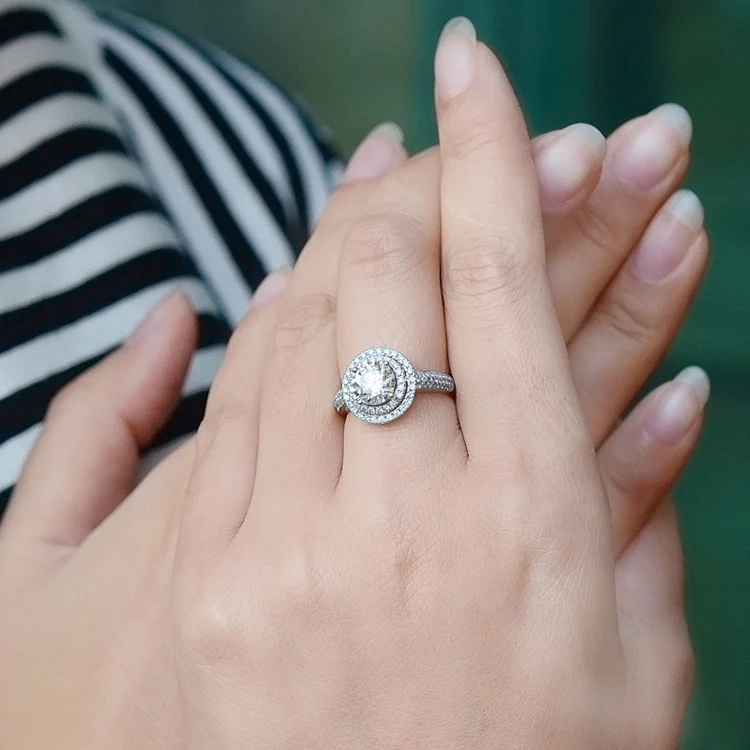 
Luxurious 1 Carat Forever One Moissanite Diamond Engagement Rings Cluster Style 18K white gold Jewelry VS D color Au750 stamped 