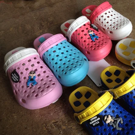 Sandalias estilo famoso infantiles coloridas para playa Lote en remate