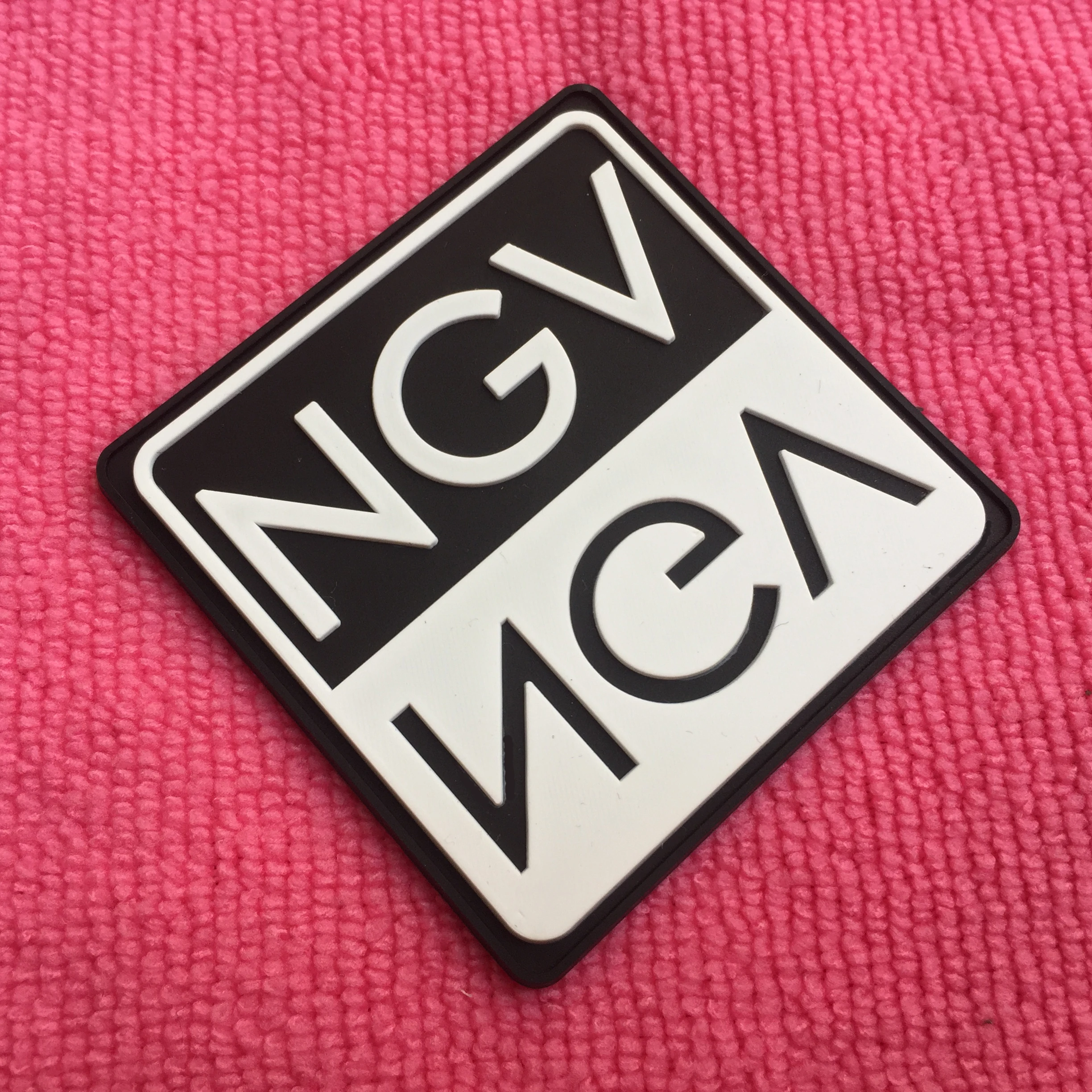 Ellipse silicone rubber label for bags,embossed logo PVC label for garments