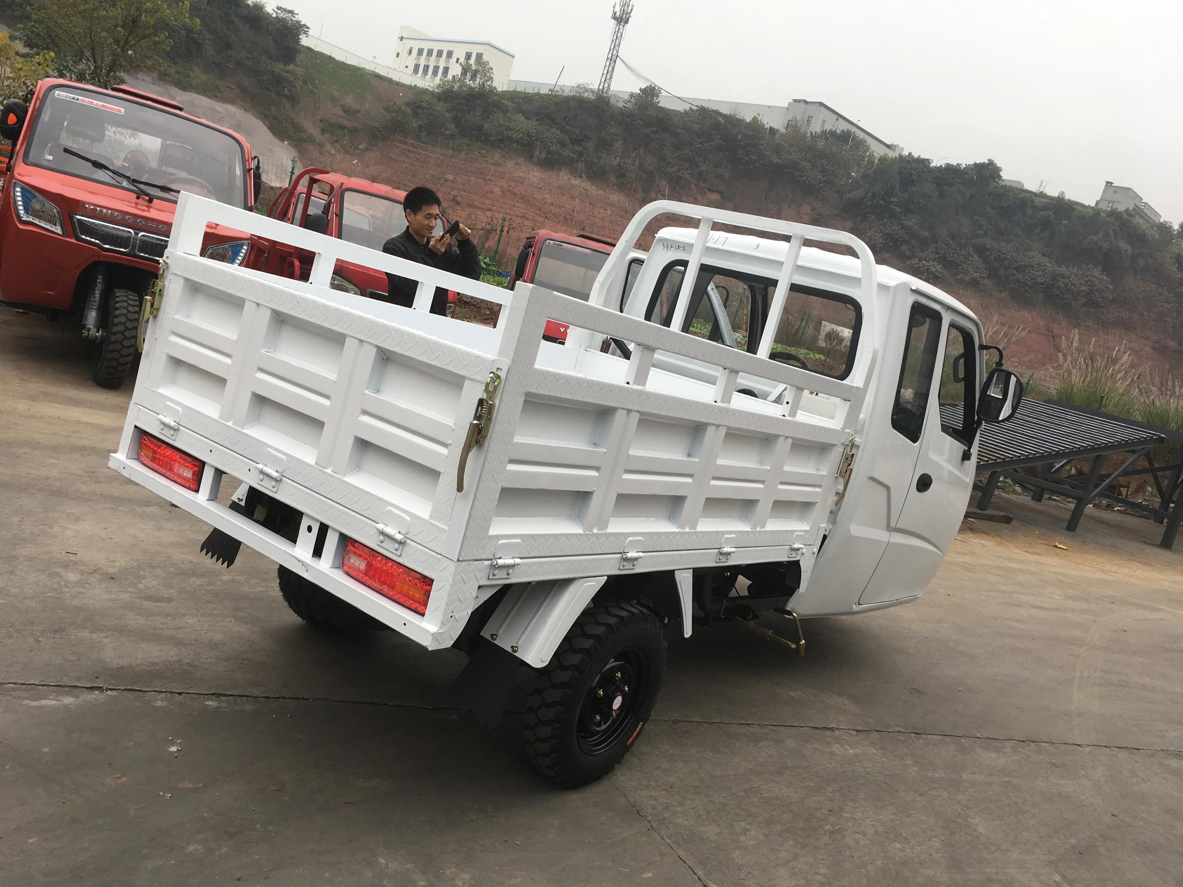 250CC MAOTORIZED CARGO STEERING WHEEL CABIN TRICYCLE
