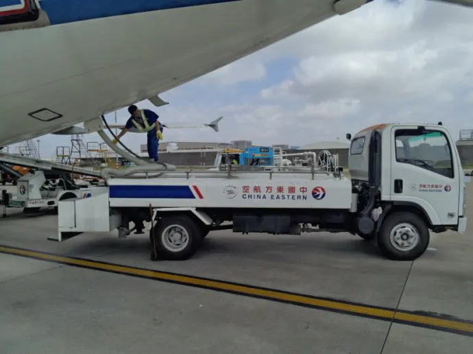 (2-я рука в наличии) самоходный авиационный вакуумный грузовик для уборки сточных вод в аэропорту