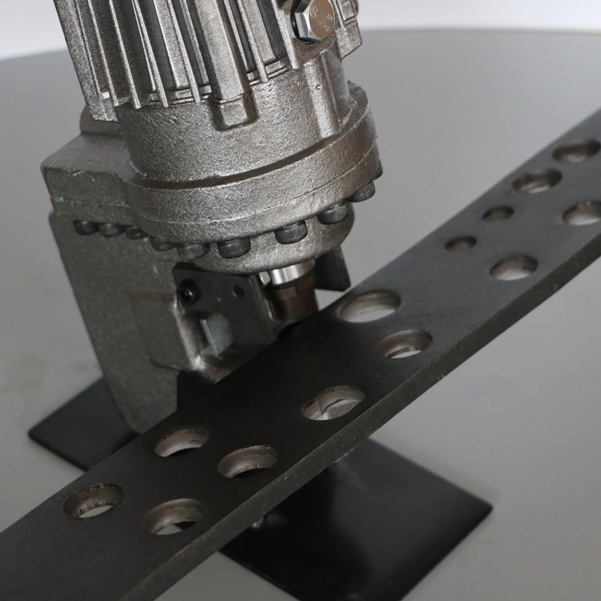 Customized Electric Hydraulic puncher tools portable single hole puncher mhp-20 steel Metal Hole punching machine