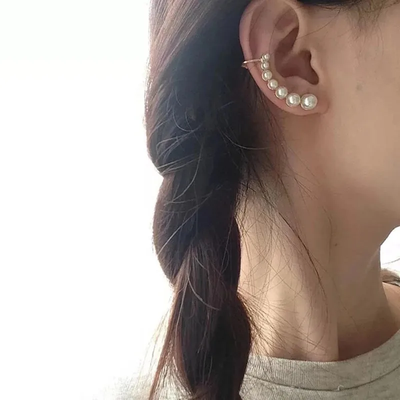 Серьги-гвоздики из серебра 925 пробы с асимметричным жемчугом