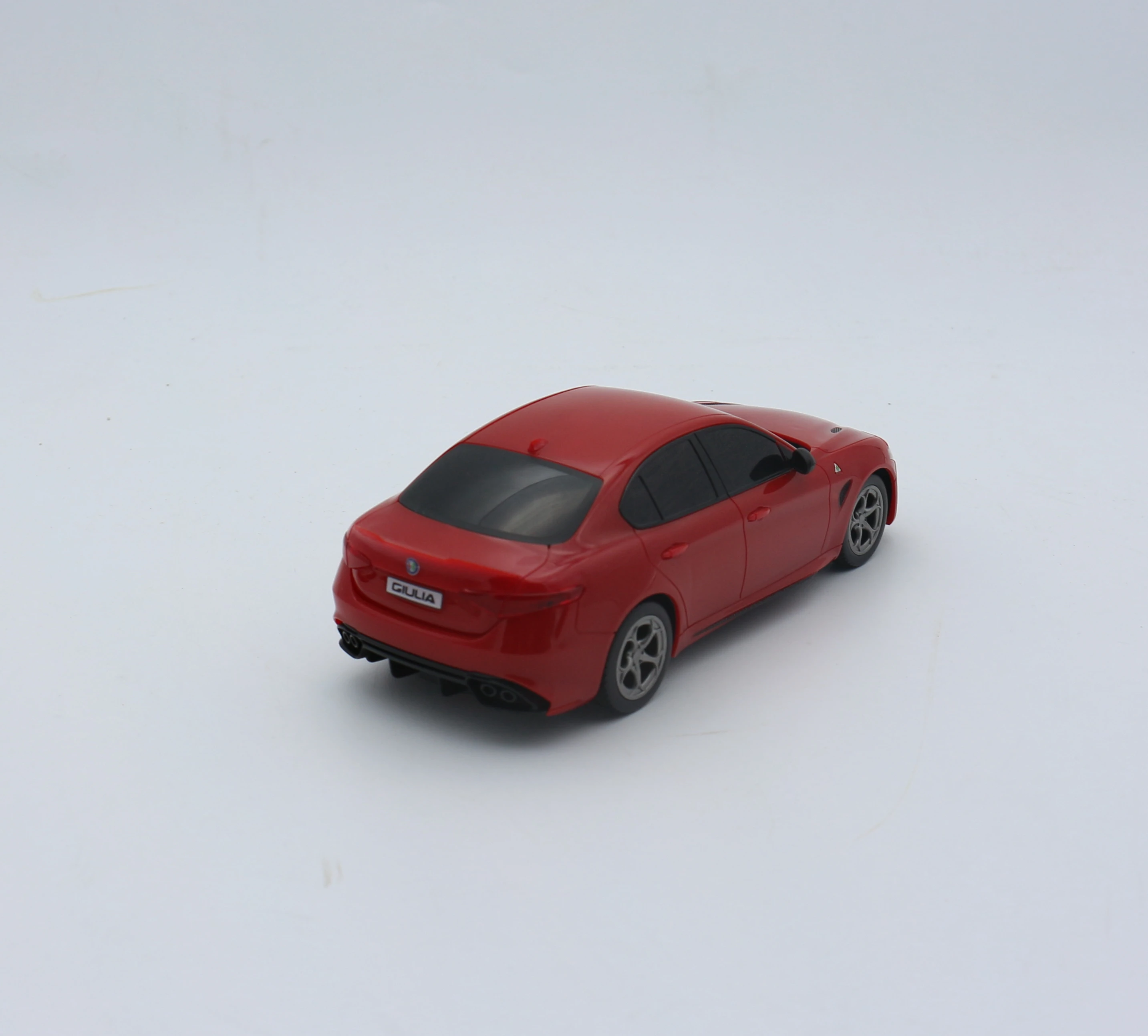  Радиоуправляемый автомобиль Alfa Romeo Giulia с подсветкой масштаб 1 18 2 4G радиоуправляемая модель аккумулятор 1:18 пластик белый/красный BSCI/ISO9001