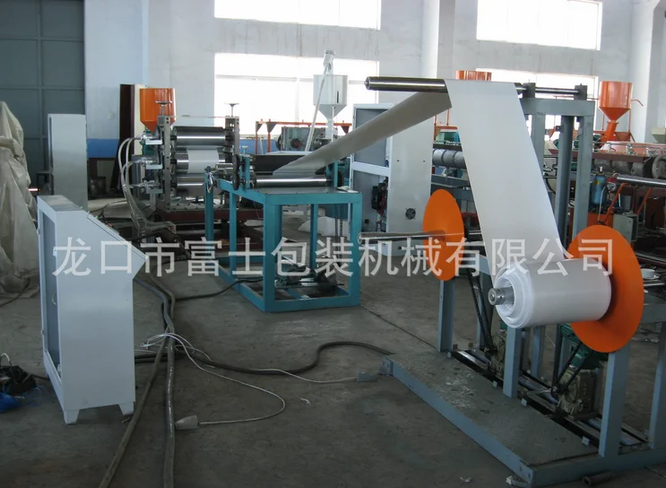 машниа для производства пластиковых листов из микровспененного полиэтилена