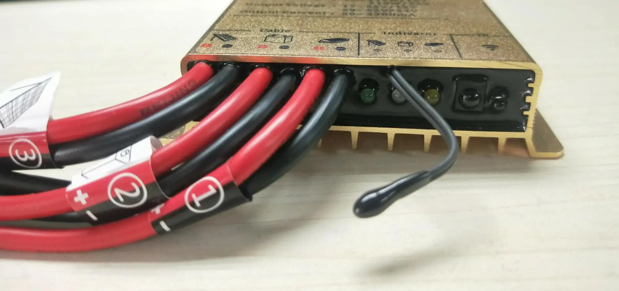 
12V /24V/48v 10A/20A/30A solar controller manual PWM solar charge controller with built in led driver 