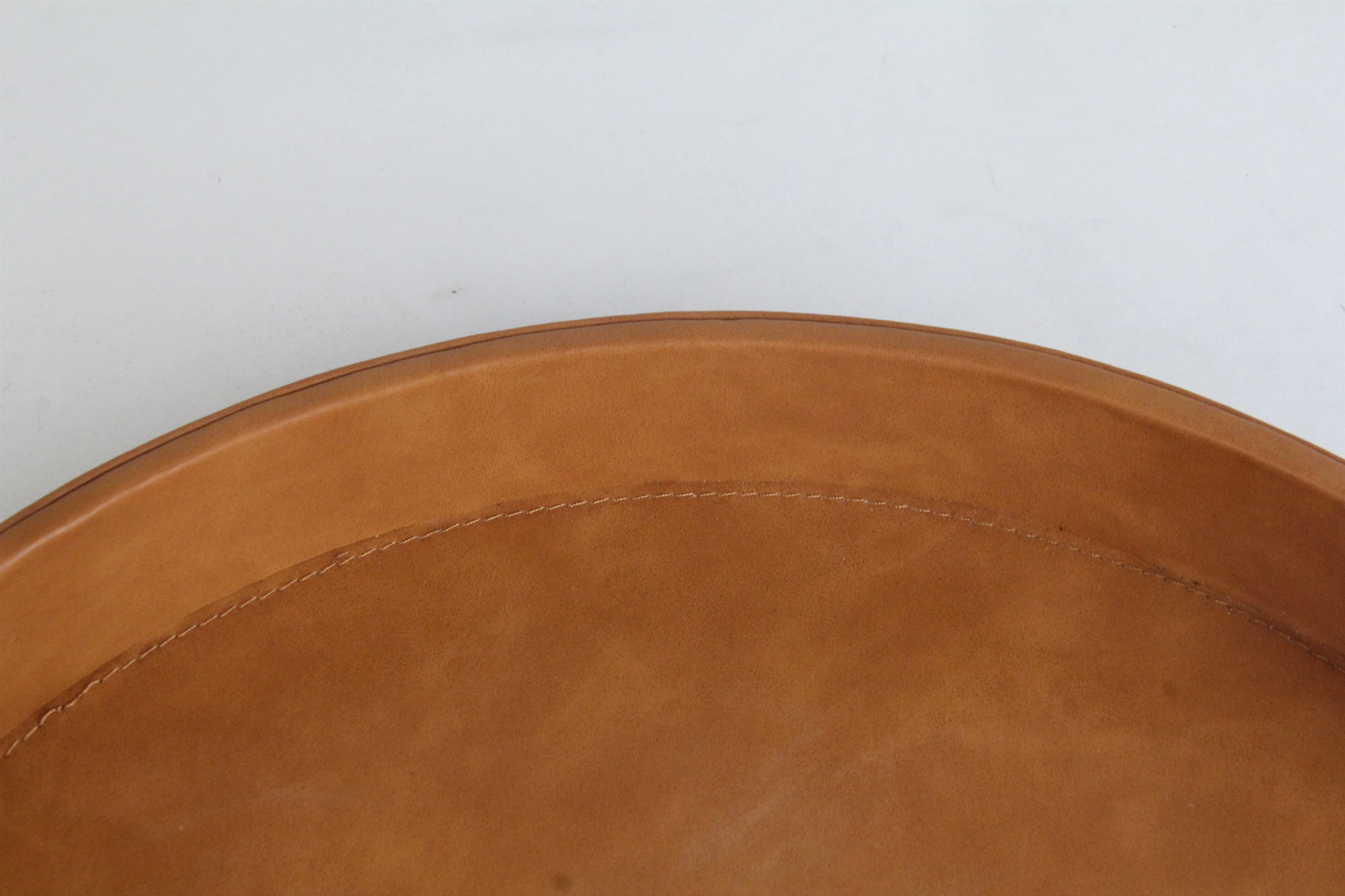Round Faux Leather Serving Tray for Oragnization and Home Decoration