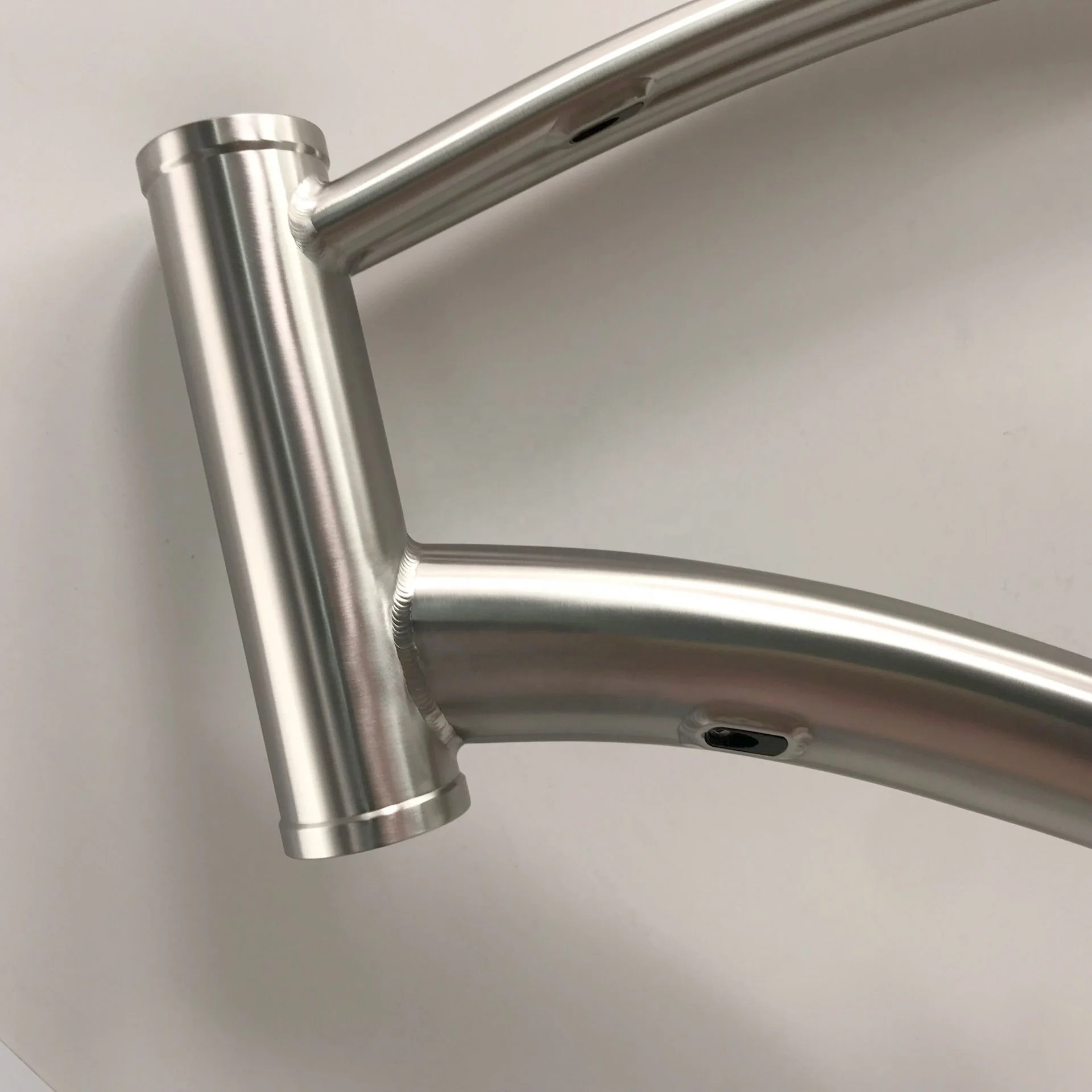 aero road bike frame with  curved tube design for qr 135mm rear hub