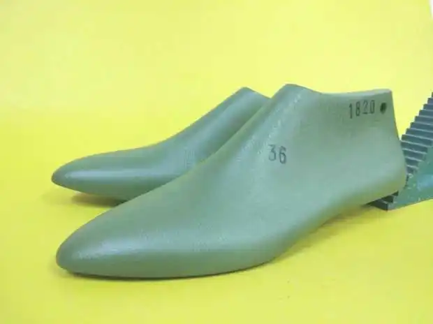 Женские пластиковые туфли на низком каблуке 2 см с маленьким круглым носком