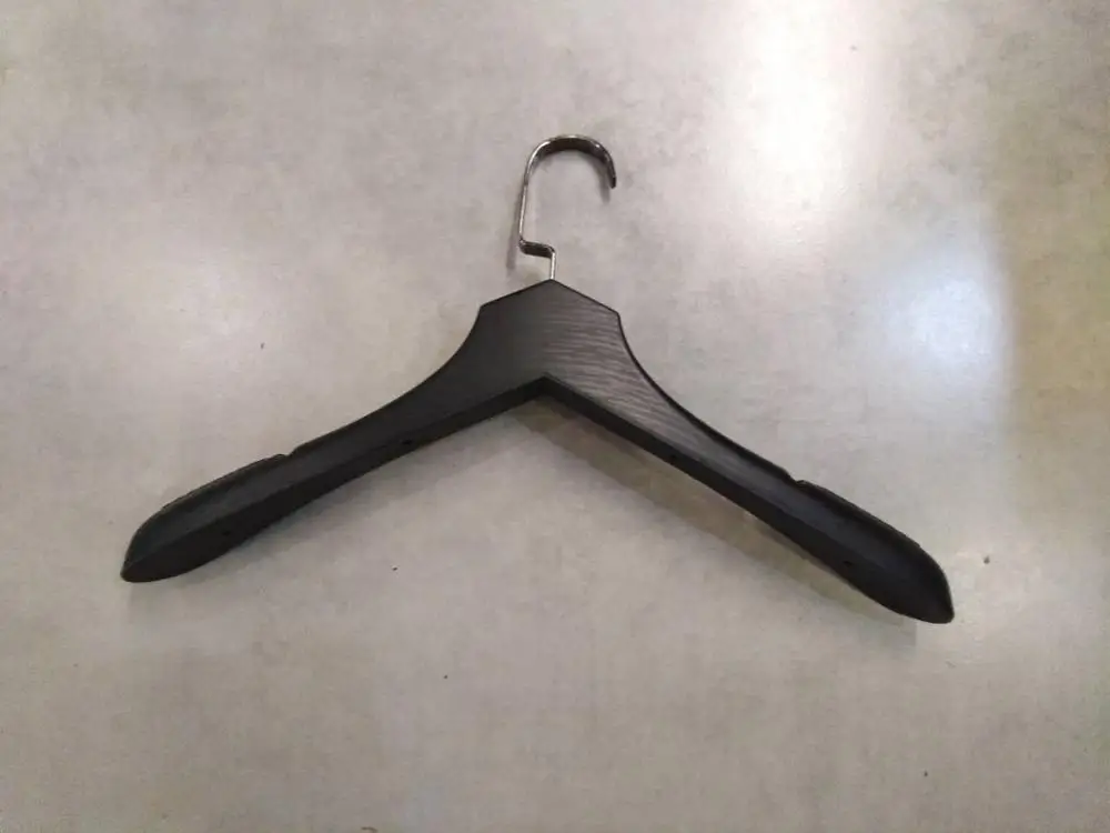 Luxury thick plastic clothes hanger for large coat Heavy duty durable plastic hangers for winter