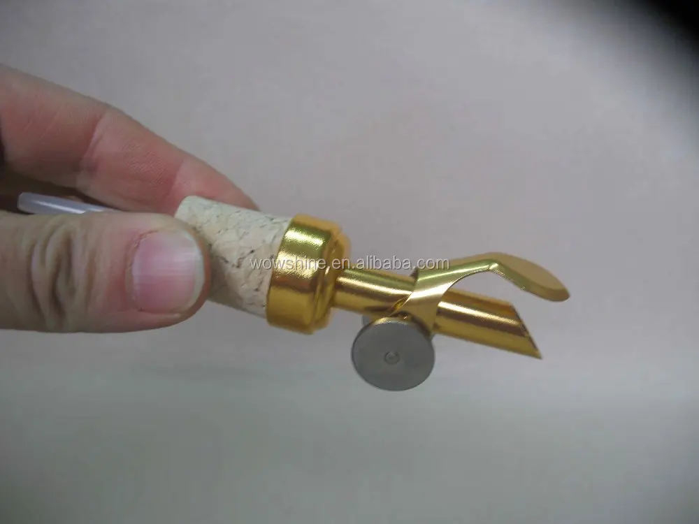 Factory online wholesale Shiny golden cork wine pourer oil pourer hot selling item food grade