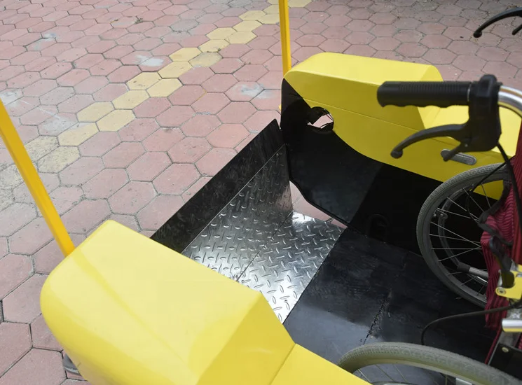 4 wheels Electric car for disabled man,wheelchair man