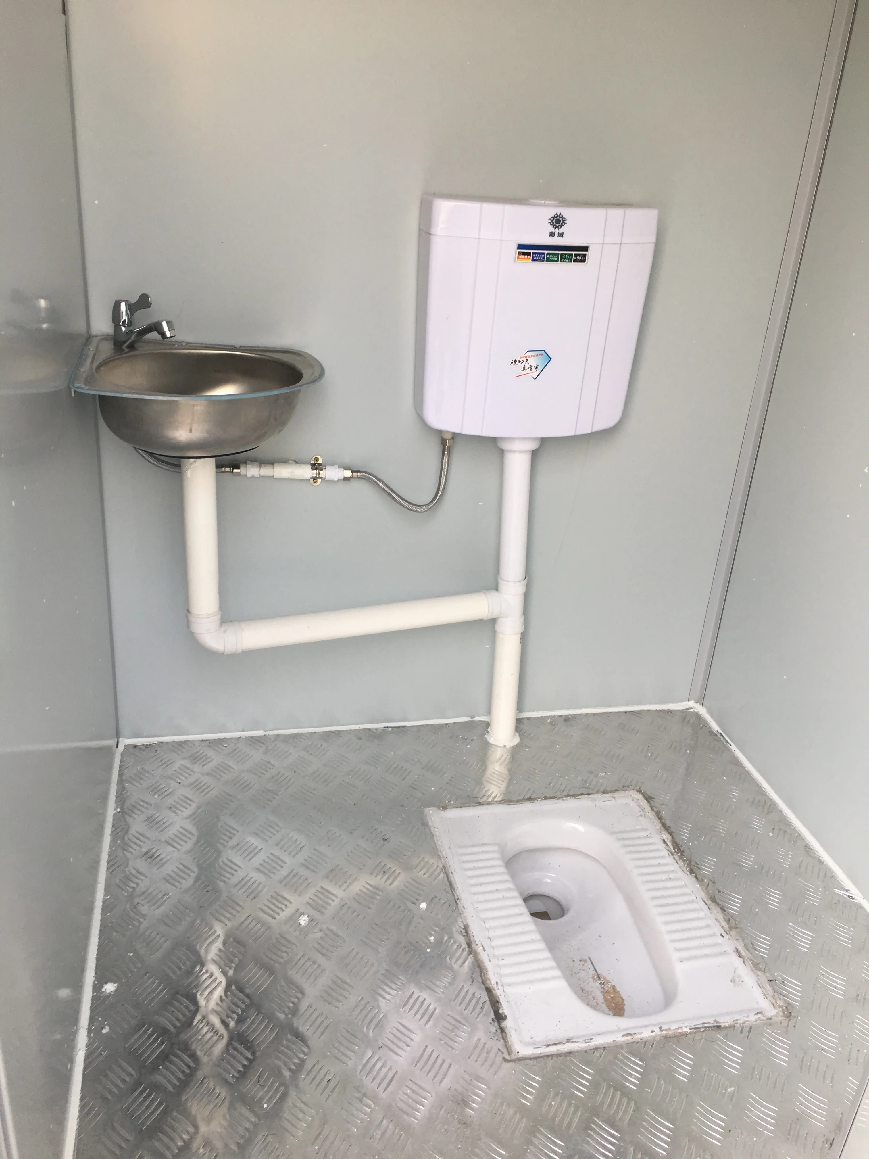 Made in China Easy to Assemble Prefabricated Mobile Toilet with Sandwich Panel or Corrugated Steel Plate Roof