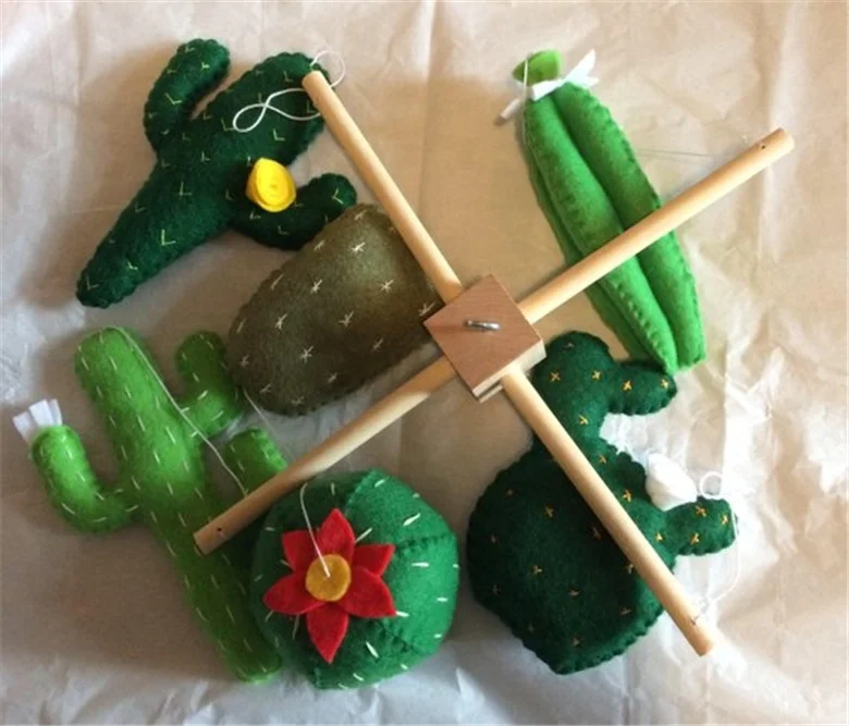 Мобиль ручной работы для детской кроватки с изображением зеленого