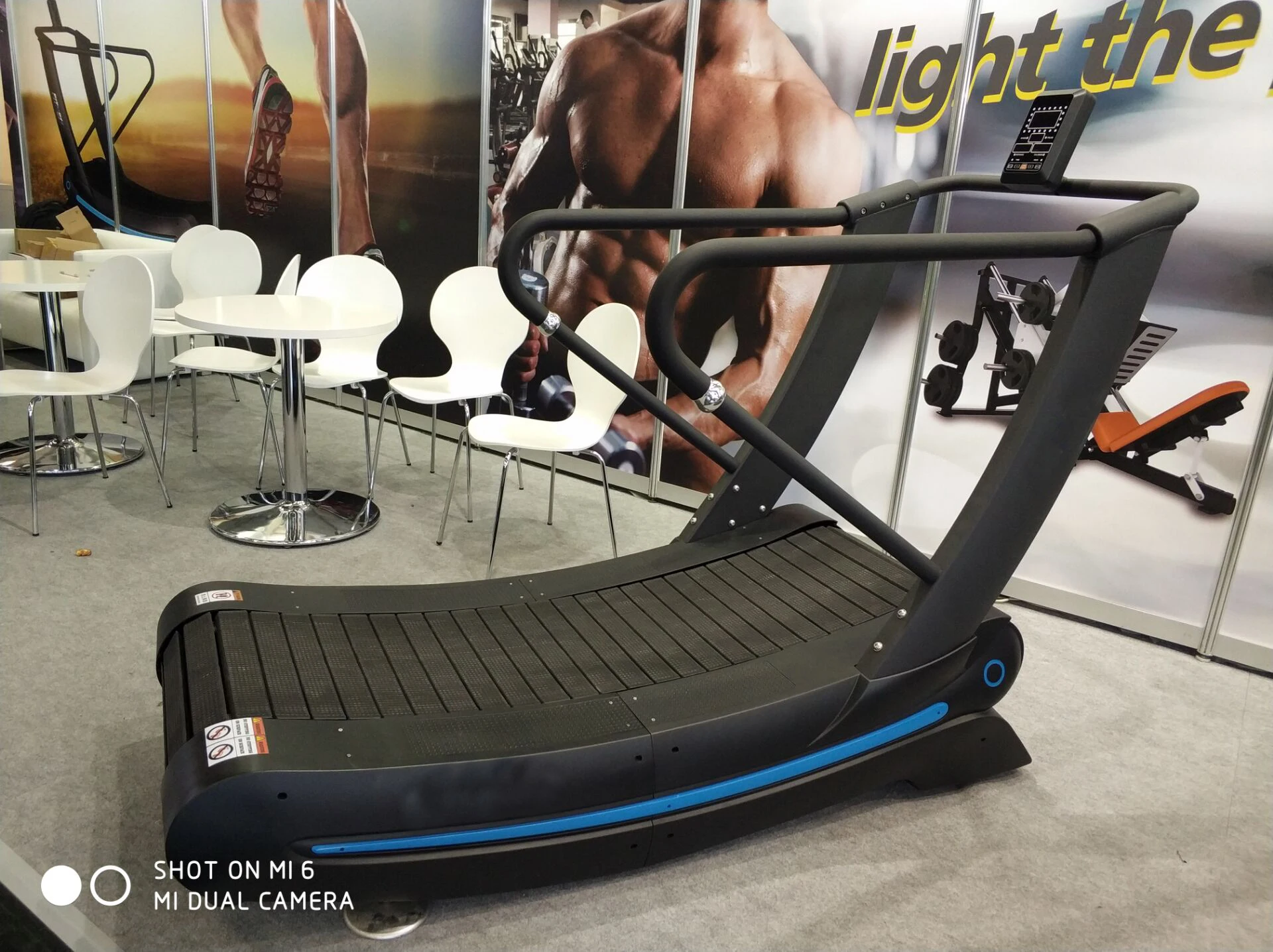 FITNESS Curve Treadmill with Screen Self-propelled Treadmill High End Gym Equipment