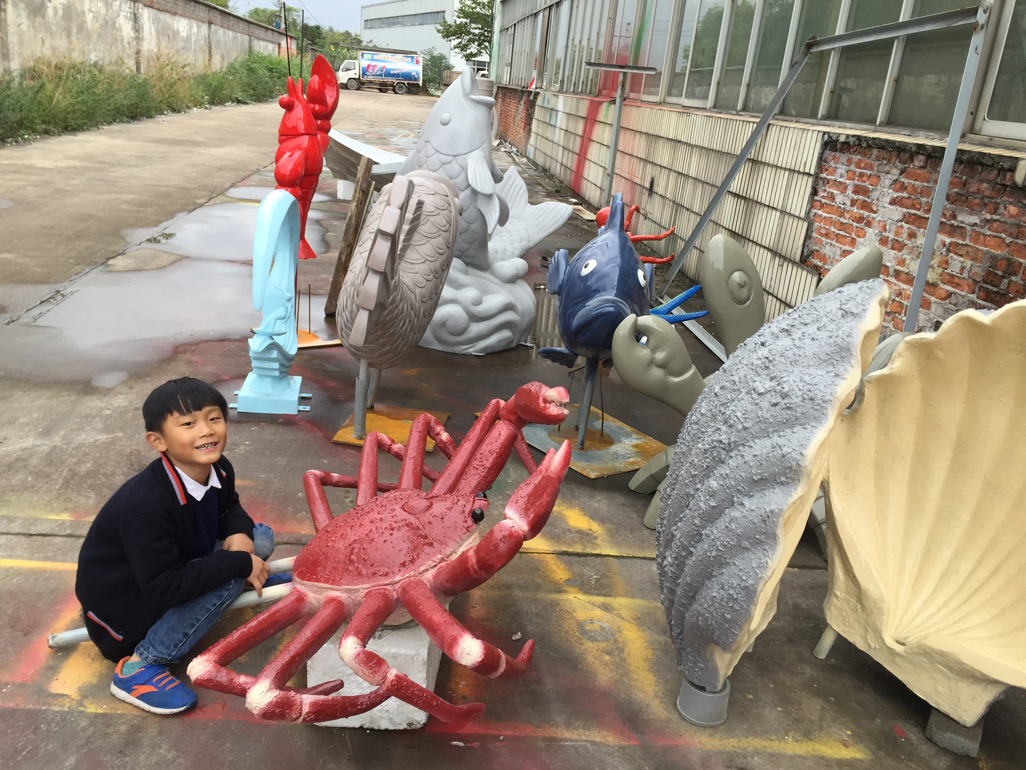 Factory supply pop art crafts shopping mall winndow display anime cartoon character prop resin fiberglass sea animal sculpture