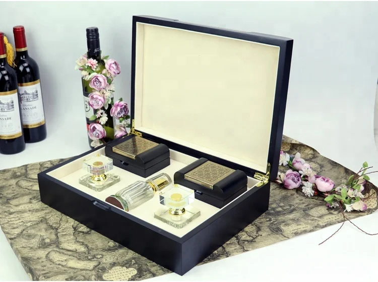 Luxurious Arab Style Metal Plate Decorated Perfume Gift Set Glossy Black Wooden Gift Box
