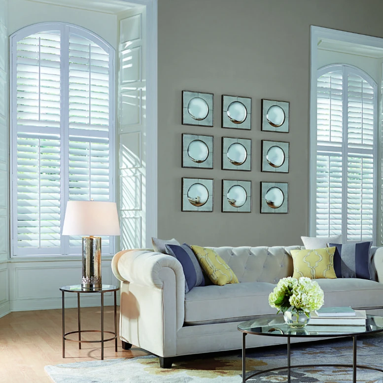 Деревянные звуконепроницаемые жалюзи для гостиной