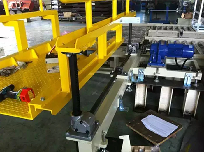 Система винтового подъема с приводным червячным приводом, управляемая мотором