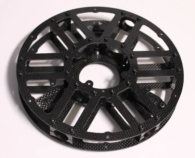 Дрон с деталями камеры изготовлен из углеродного волокна