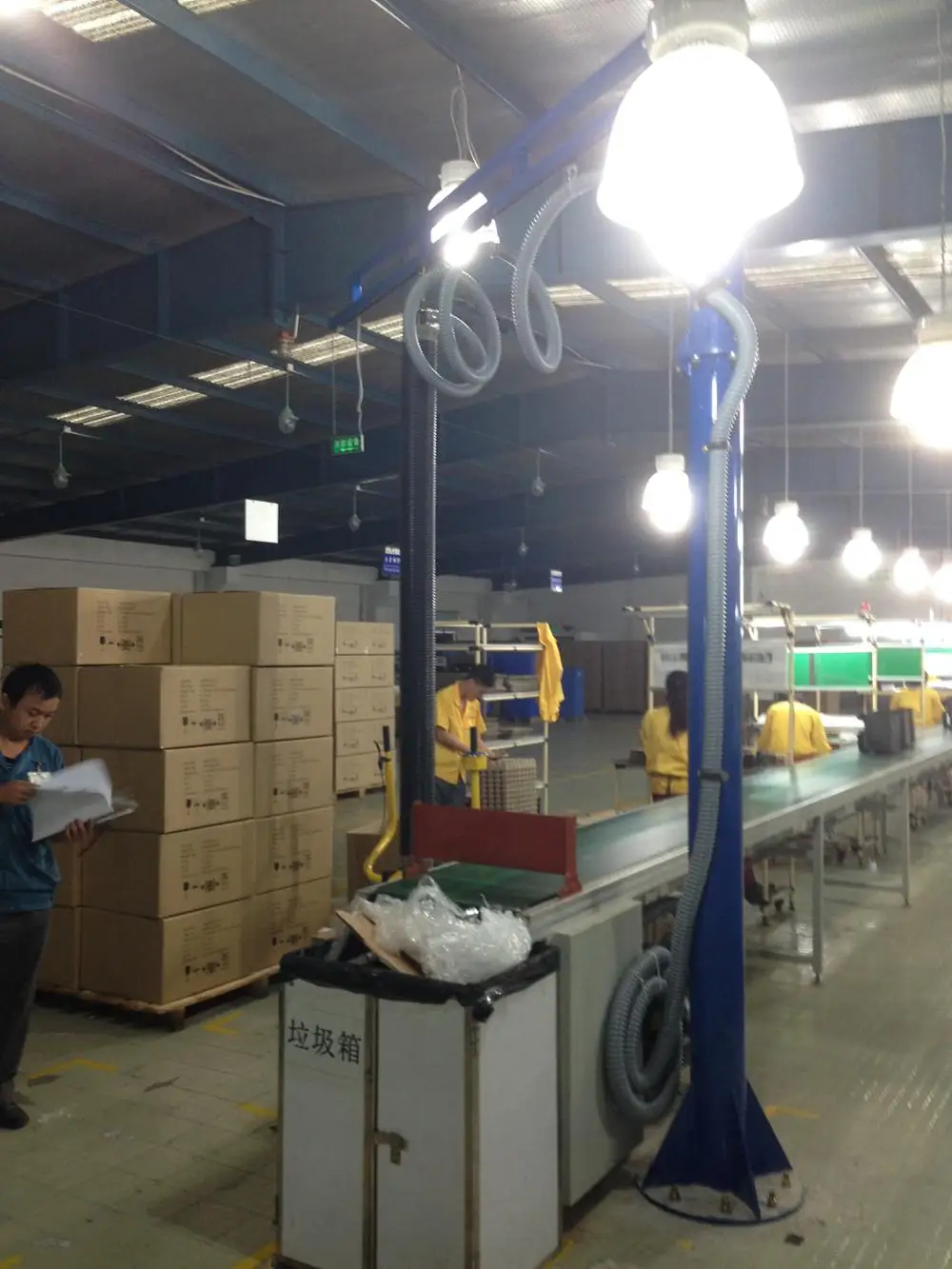 Вакуумное подъемное устройство для обработки коробки