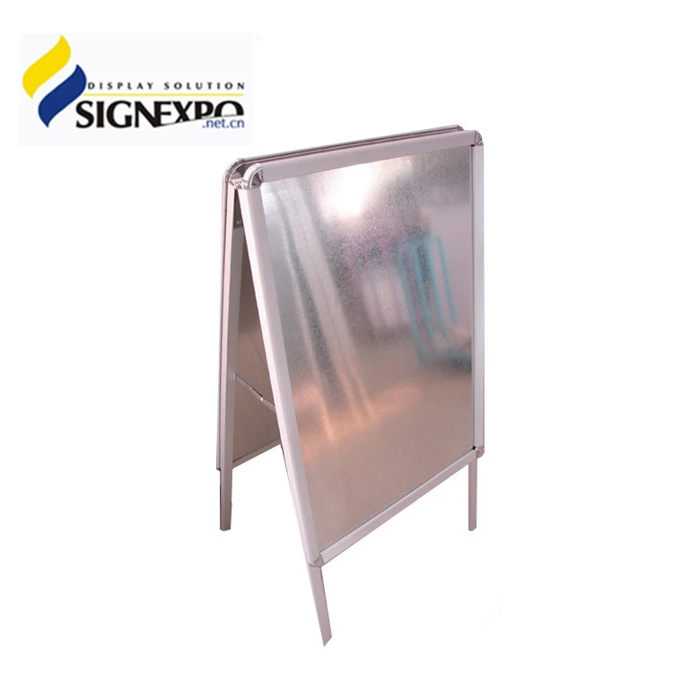 На открытом воздухе доски тротуаре рамку знаки LT-10G2