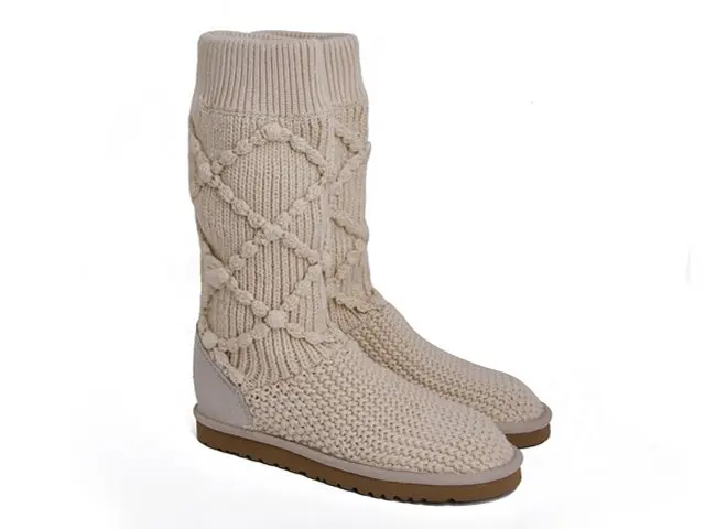 The-Thanksgiving-Day-Christmas-presents-nice-snow-boots