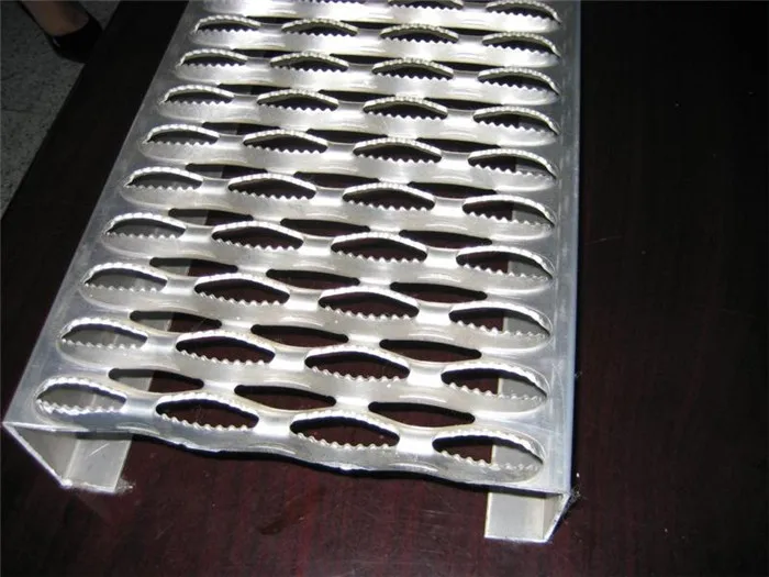 
perforated metal stair tread / steel decking 