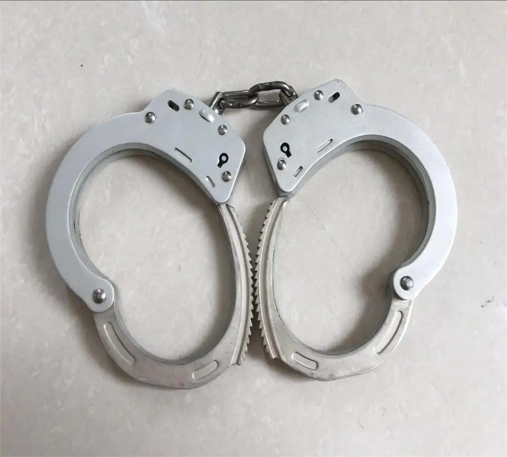 Металлический наручник с двойной блокировкой