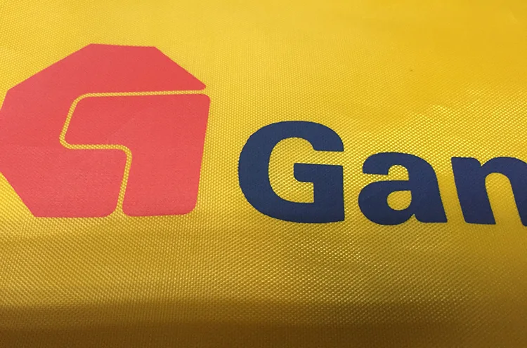 Многоразовый Прочный переработанный рекламный 210d полиэстер муслиновый водонепроницаемый упаковочный мешок на шнурке Подарочный мешок на шнурке с логотипом под заказ