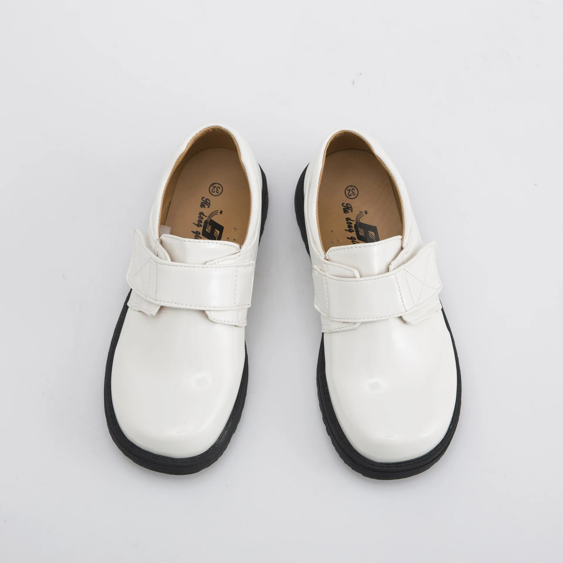 
china Kids Fashion School White Shoes Boy Soft Leather Flat Shoes Men Wholesale Shoes 