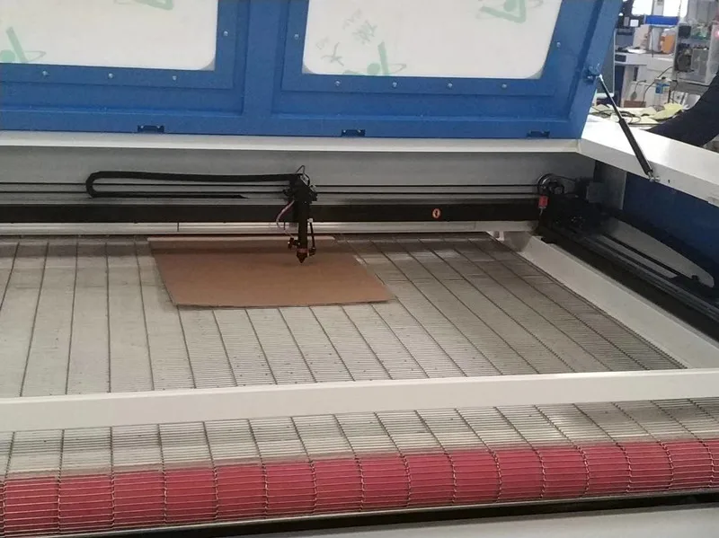 
co2 laser type carpet t shirts textile fabric 60W auto feeding laser cutting machine 1610 
