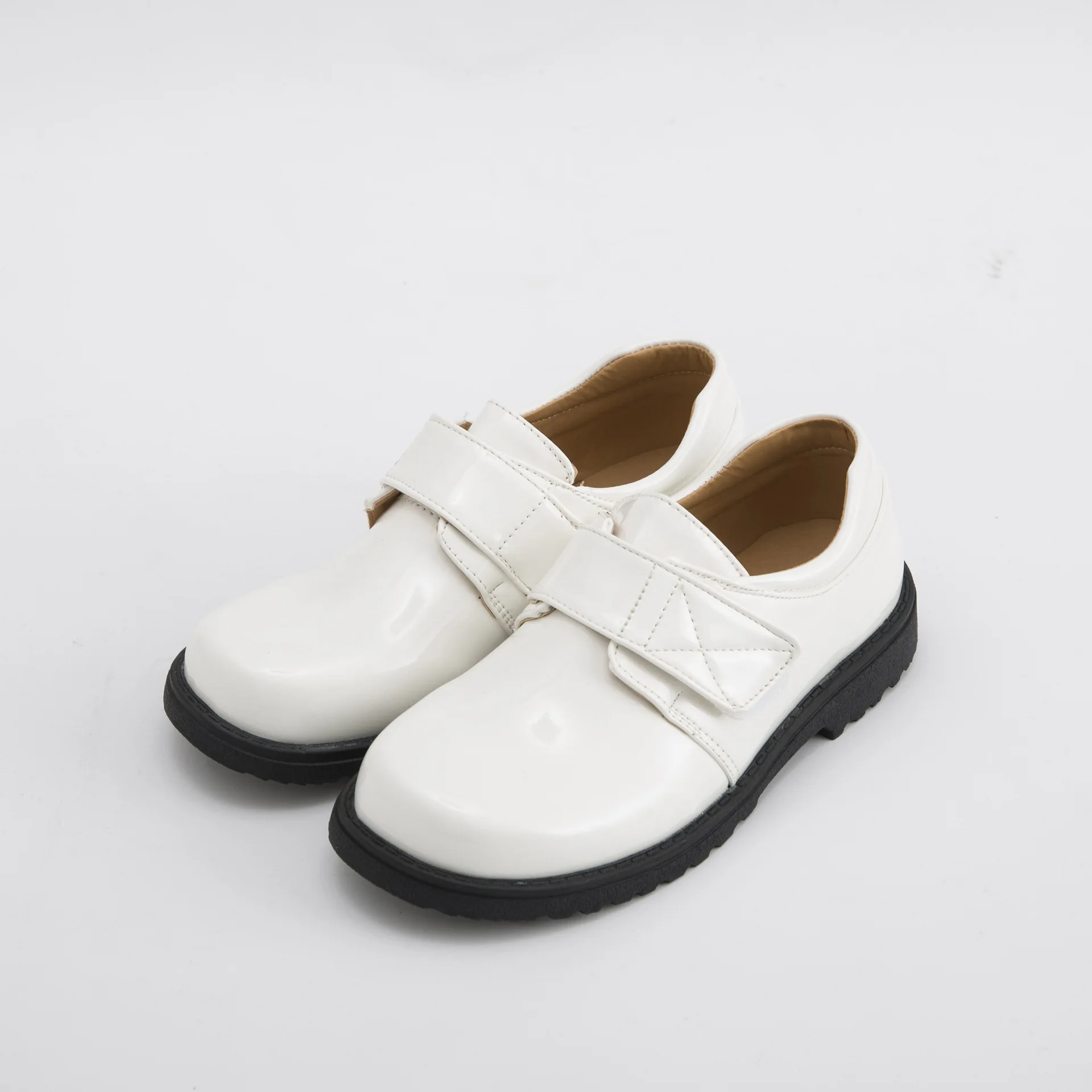 
china Kids Fashion School White Shoes Boy Soft Leather Flat Shoes Men Wholesale Shoes 