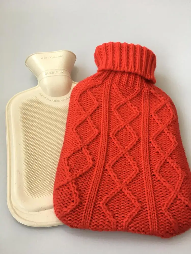 Вязаная крышка из шерстяного кабеля с бутылкой для горячей воды в подарок на Рождество