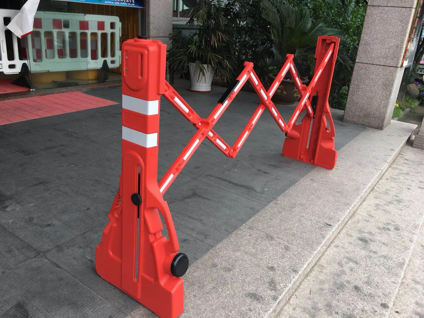 2022 new Parking Crowd Control Scissor plastic jersey barr Stand Road Safety Products Traffic Portable Folding Expanding Barrier