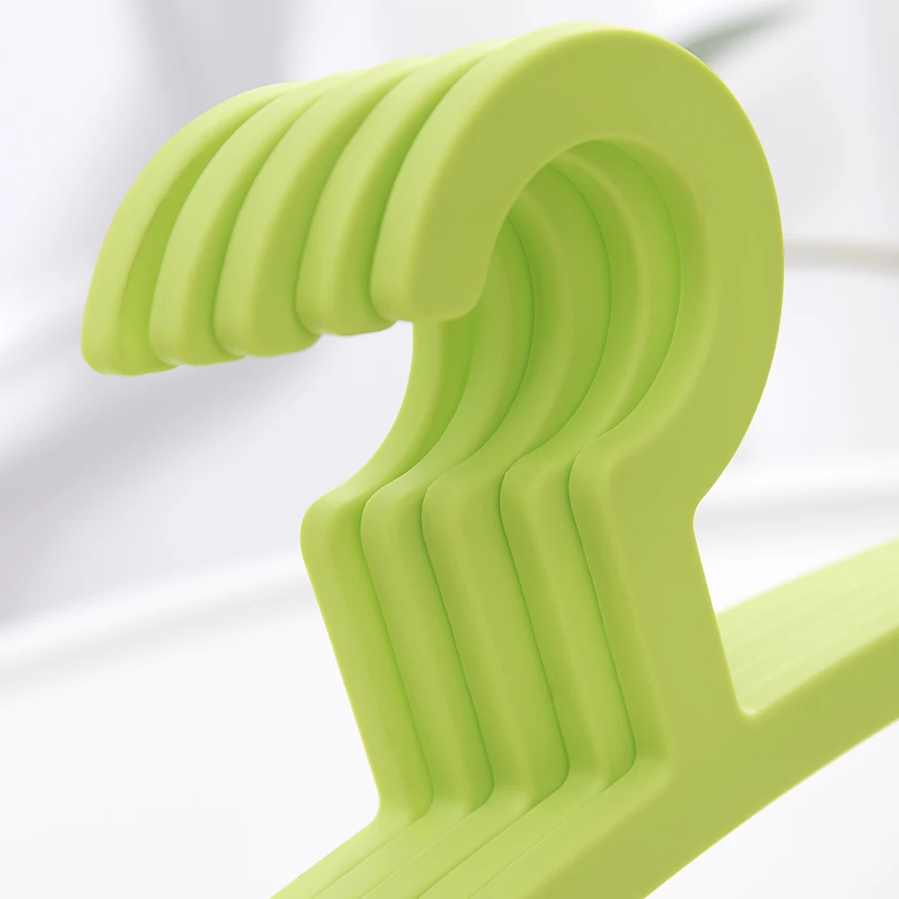 Wholesale recycled non slip mini shirt cloth tubular plastic hanger for clothes