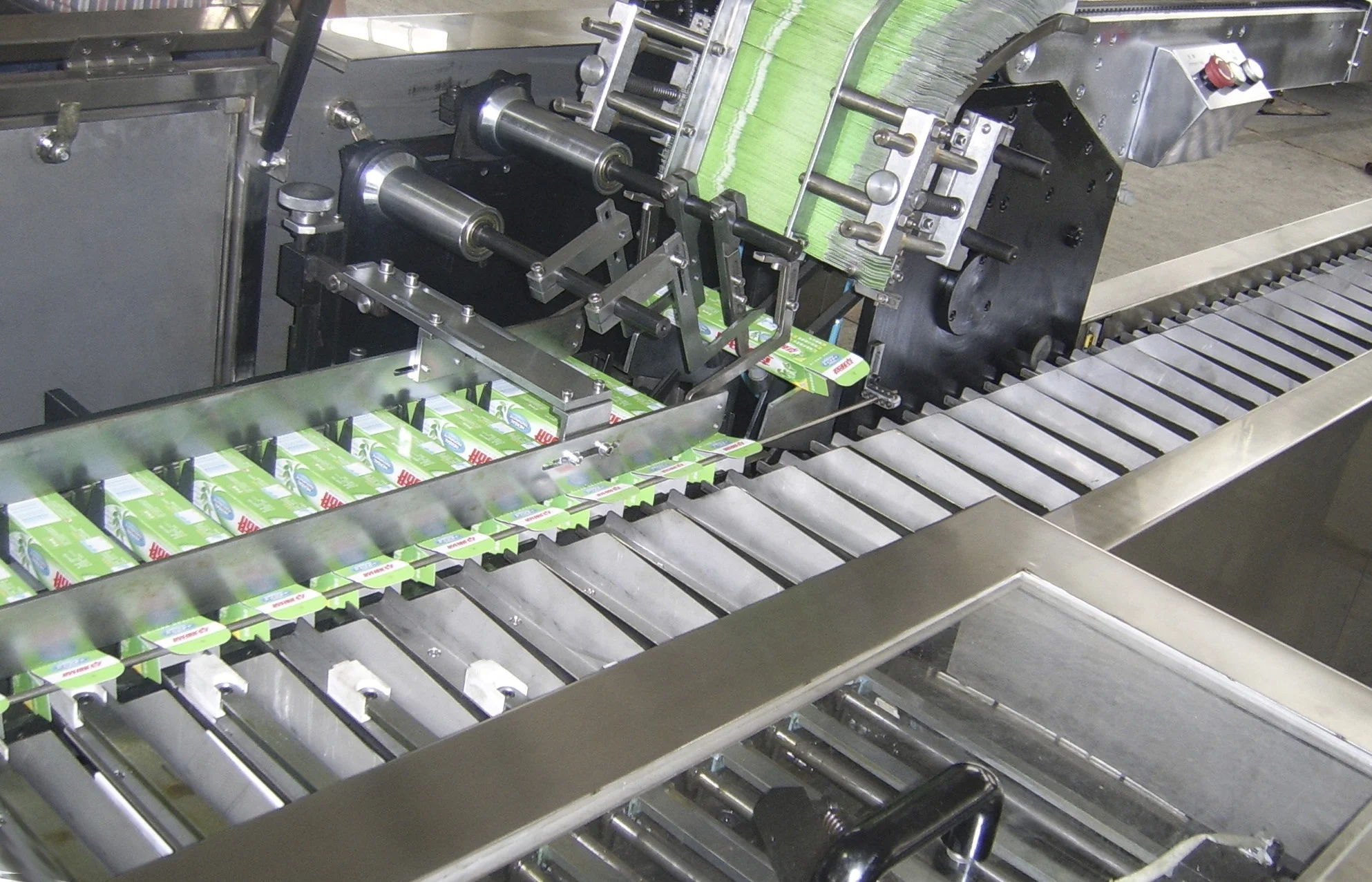 
AUTOMATIC BOX PACKING MACHINE FOR TOOTHPASTE IN TOOTHPASTE MAKING LINE 